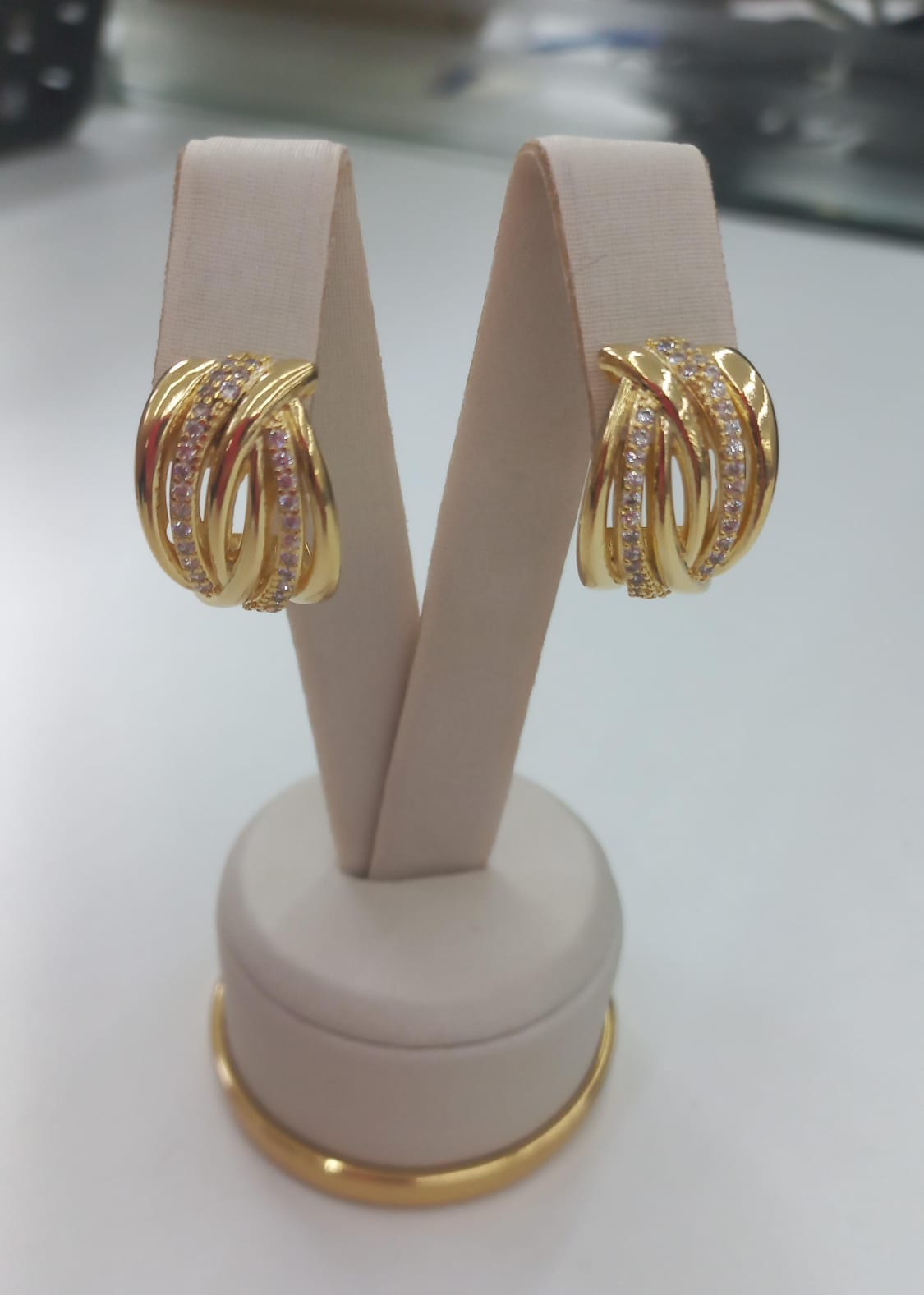 Brinco Oval com Zircônia